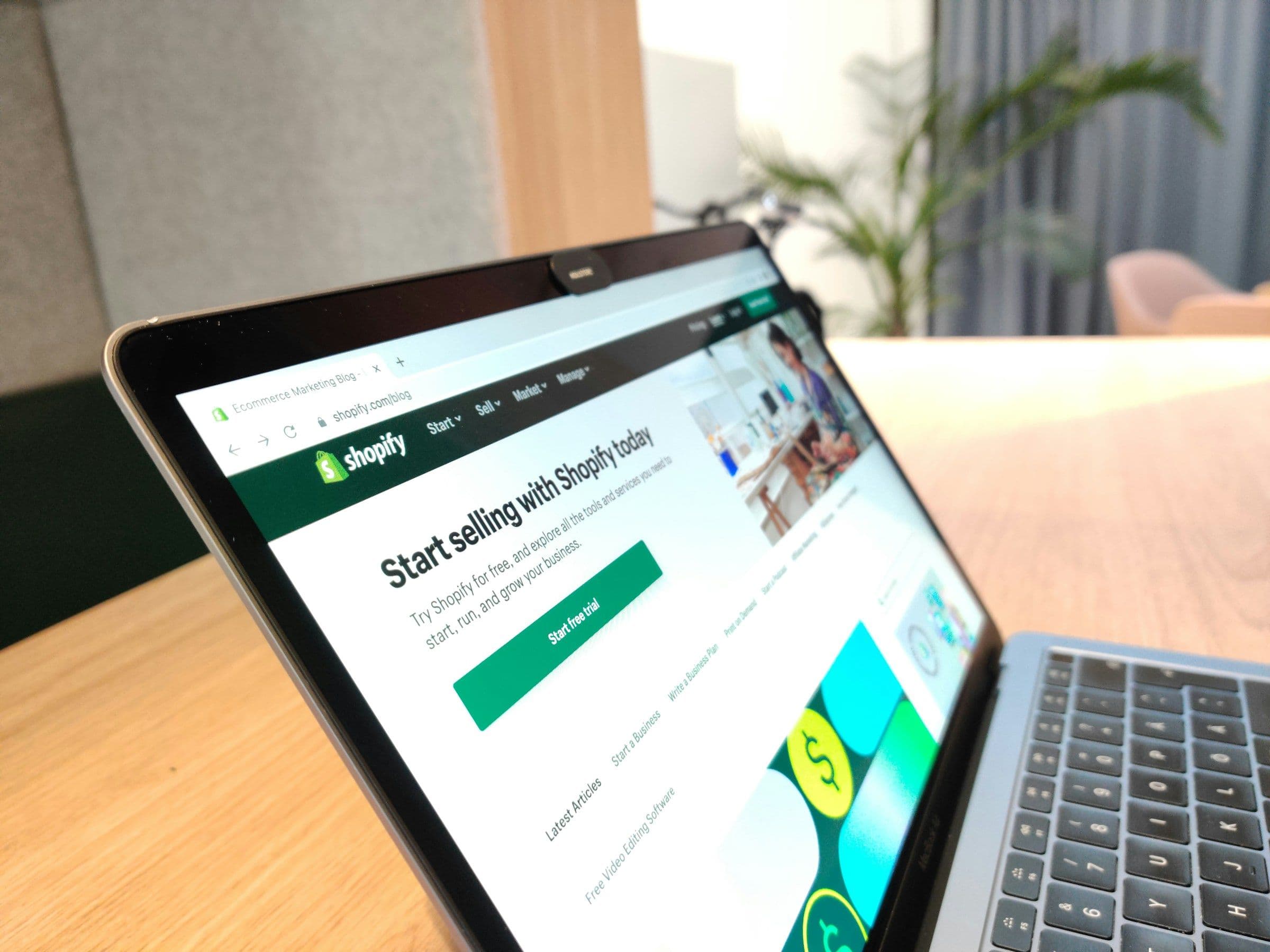 노트북 화면에 열린 Shopify 이커머스 플랫폼